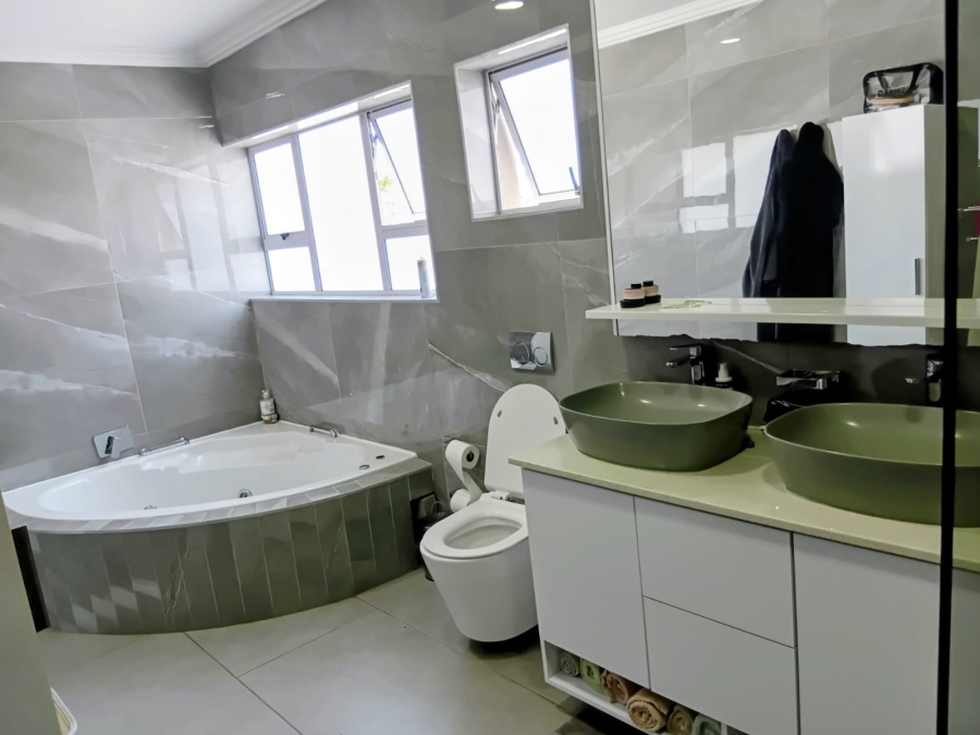 5 Bedroom Property for Sale in Beacon Bay Eastern Cape